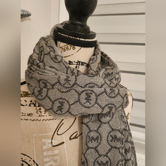 Michael Kors Scarf EUC - Picture 5 of 5